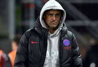 Luis Enrique observa o jogo entre PSG e Metz, pelo Campeonato Francês