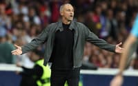 Luis Enrique reage durante partida entre Barcelona e PSG, pela Champions League