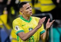 Vanderson aplaude torcida no jogo entre Brasil e Paraguai, pelas Eliminatórias da Copa do Mundo
