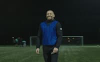 Connor McGregor em partida de futebol com amigos (Foto: Reprodução/ X)