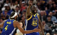 Draymond Green e Moses Moody em jogo entre Warriors e Grizzlies na NBA (Foto: Ezra Shaw/Getty Images/AFP)
