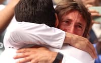 Ferrero abraça Alcaraz após um de seus títulos (Reprodução)