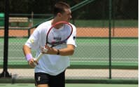 João Fonseca de cabelo raspado na Yes Tennis (Foto: Divulgação/Mercado Livre)