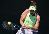 Bia Haddad devolve a bola de backhand na estreia contra a cazaque Yulia Putintseva no Australian Open (Foto: WILLIAM WEST / AFP)