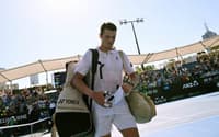 João Fonseca deixa a quadra após a derrota para Eliot Spizzirri no Australian Open (Foto: WILLIAM WEST / AFP)
