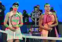A cazaque Elena Rybakina (e) e a bielorrussa Aryna Sabalenka momentos antes da final do Australian Open (Foto: DAVID GRAY / AFP)
