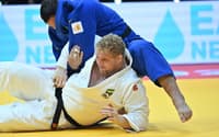 Brasileiro Rafael Buzacarini enfrenta Yelaman Yergaliyev, do Cazaquistão no Mundial de Judô (foto: Attila KISBENEDEK / AFP)