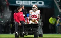 George Kittle saiu lesionado no duelo entre Philadelphia Eagles e San Francisco 49ers (Foto: Mitchell Leff/Getty Images/AFP)