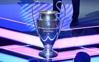 Taça da Champions League no sorteio dos confrontos pela Uefa