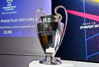 Troféu da Champions League exposto no sorteio dos playoffs do torneio