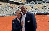 Carlos Bernardes com a árbitra brasileira Paula Veira na quadra central de Roland Garros (Arquivo pessoal)