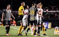 Confusão durante clássico entre o São Paulo e o Santos, no Morumbis. (Foto: Guilherme Veiga/PXIMAGES)