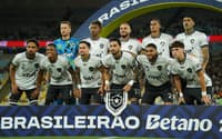 Time do Botafogo perfilado antes de enfrentar o Fluminense (Foto: Leonardo Antonio/TheNews2)