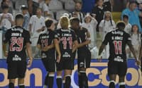 Barros comemora gol do Vasco ao lado de companheiros de elenco. (Foto: Jota Erre/ Agif/Gazeta Press)