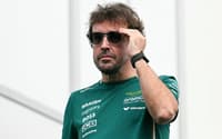 Fernando Alonso, da Aston Martin, chega ao Texas para o GP dos Estados Unidos de F1 (Foto: Jim Watson / AFP)