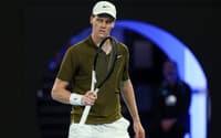 O italiano Jannik Sinner reage a um ponto contra o sérvio Novak Djokovic na semifinal masculina do Australian Open, em Melbourne, em 31 de janeiro de 2026 (Foto:IZHAR KHAN/AFP).