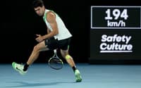 O espanhol Carlos Alcaraz acerta uma grand-willy na final do Australian Open contra o sérvio Novak Djokovic (Foto: Martin KEEP / AFP)