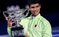 O espanhol Carlos Alcaraz com o troféu do Australian Open (Foto: IZHAR KHAN / AFP)