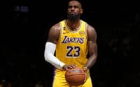 LeBron James, do Los Angeles Lakers, arremessa lance livre contra o Brooklyn Nets, em 3 de fevereiro de 2026. (Foto: Nathaniel S. Butler/NBAE/Getty Images/Getty Images via AFP)