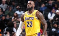 LeBron James, do Los Angeles Lakers, observa a partida contra o Brooklyn Nets, em 3 de fevereiro de 2026. (Foto: David L. Nemec/NBAE/Getty Images/Getty Images via AFP)