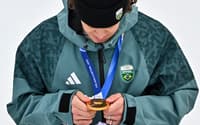 Lucas Pinheiro Braathen observa a medalha de ouro no pódio do slalom gigante masculino em 2026. (Foto: Fabrice Coffrini/AFP)