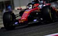 O monegasco Charles Leclerc, da Ferrari, pilota no primeiro dia de testes de pré-temporada da Fórmula 1 no Bahrein, em 18 de fevereiro de 2026. (Foto: Giuseppe Cacace/AFP)