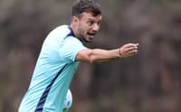 Martín Anselmi orienta jogadores durante treino do Botafogo