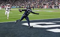 Nwosu entra na endzone para anotar um touchdown pelos Seahawks contra os Patriots, pelo Super Bowl LX