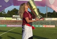 Chris Massis comemora título do São Paulo no Paulistão Feminino sub-20. (Foto: Reprodução/redes sociais)