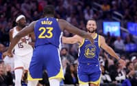 Draymond Green e Stephen Curry em jogo entre Golden State Warriors e Phoenix Suns na NBA (Foto: Ezra Shaw/Getty Images/AFP)