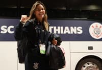 Gabi Zanotti durante chegada do Corinthians no Emirates Stadium. (Foto: Rodrigo Gazzanel / Corinthians)