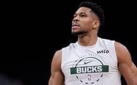 Longe da NBA, Giannis Antetokounmpo em treino pelo Milwaukee Bucks (Foto: John Fisher/Getty Images/AFP)