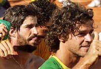 Flávio Saretta, André Sá e Guga Kuerten em uma das vitórias do Brasil na Davis (Reprodução)