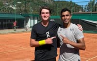 João Fonseca e Thiago Monteiro em treino na Yes Tennis, em 2025 (Reprodução)