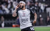 Memphis Depay comemora seu gol no jogo do Corinthians contra o São Paulo (Foto: Everton Okubo/Agência F8/Gazeta Press)