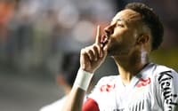 Neymar provoca torcida do Vasco ao marcar gol pelo Santos. (Foto: Mauricio De Souza/ Agif/Gazeta Press)