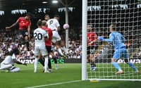 Rodrigo Muniz e Matheus Cunha disputam bola em Fulham x United (Foto: JUSTIN TALLIS / AFP)