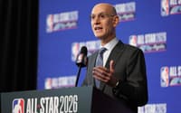 O comissário da NBA, Adam Silver, fala em coletiva durante o fim de semana do All-Star 2026 no Intuit Dome, em Inglewood, Califórnia, em 14 de fevereiro de 2026 (Foto: Ryan sirius sun/getty images via afp)