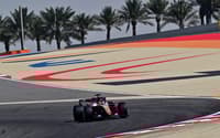 Charles Leclerc, acelera no primeiro dia dos testes de pré-temporada da Fórmula 1 no Circuito Internacional do Bahrein, em Sakhir, em 18 de fevereiro de 2026 (Foto: Giuseppe Cacace/AFP)