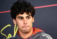 O brasileiro da Audi Gabriel Bortoleto participa de coletiva no primeiro dia do segundo teste de pré-temporada da Fórmula 1 no Circuito Internacional do Bahrein, em Sakhir, em 18 de fevereiro de 2026 (Foto: Giuseppe cacace/afp)