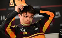 O piloto britânico da McLaren, Lando Norris, participa de coletiva no segundo dia dos testes de pré-temporada da Fórmula 1 no Circuito Internacional do Bahrein, em Sakhir, em 19 de fevereiro de 2026 (Foto: Giuseppe Cacace/AFP)