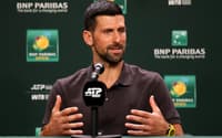 Novak Djokovic fala com a imprensa no 1º dia do Indian Wells, em 4 de março de 2026 (Foto: Matthew Stockman/Getty Images/AFP)