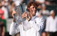 Jannik Sinner com o troféu do Masters 1000 de Indian Wells (Foto: Clive Brunskill/Getty Images)