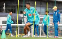 Danilo em treino do Brasil sob comando de Carlo Ancelotti