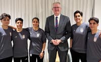 Tony Burke ao lado de jogadoras da Seleção Iraniana que pretendem permanecer na Austrália. (Foto: reprodução/redes sociais)