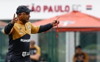 Roger Machado durante treinamento do São Paulo