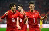 Kadioglu e Arda Güler comemoram gol da Turquia sobre a Romênia