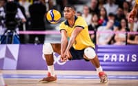 Adriano em ação nos Jogos Olímpicos de Paris 2024 (Foto: Divulgação/Volleyball World)