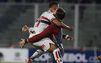 Alisson e Zubeldía se abraçam comemorando gol do São Paulo (Foto: Rubens Chiri/Saopaulofc.net)