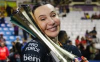 Tifany com o troféu de campeã da Superliga Feminina (Reprodução)